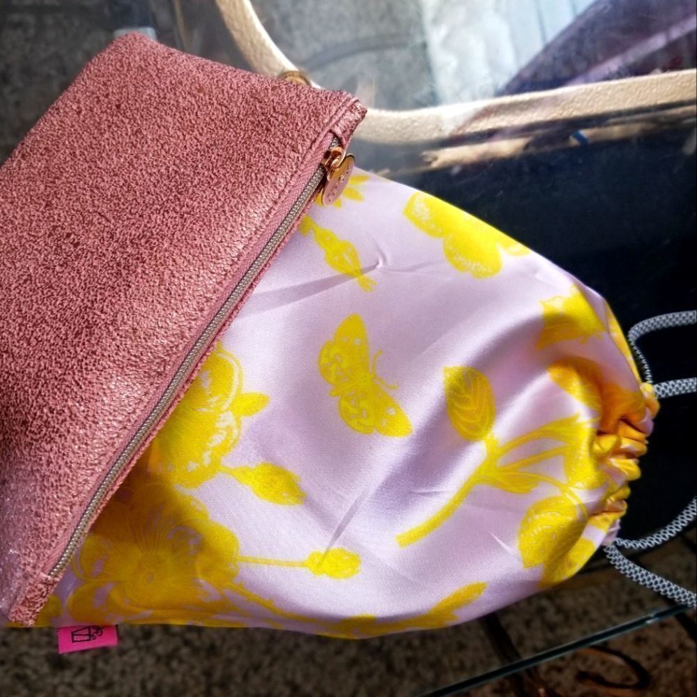 2 handbags 